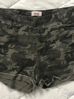 Women’s Bongo Distressed Green Camo Cotton/Spandex Shorts Size 15